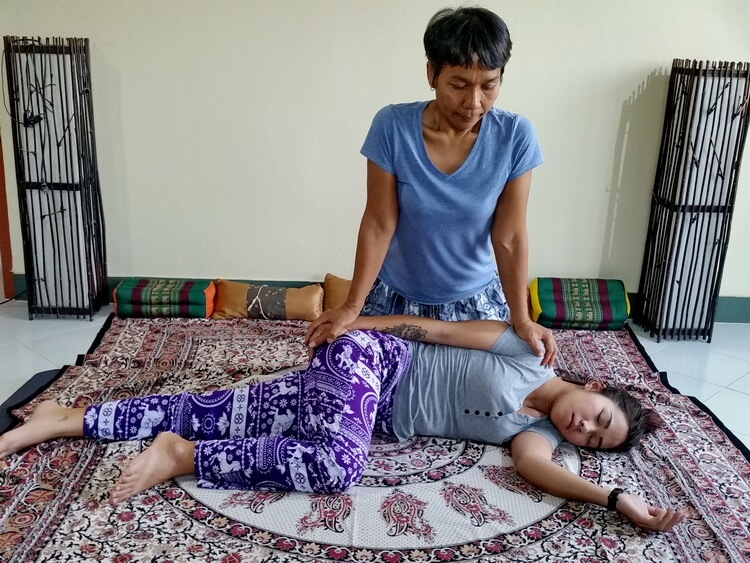 Kỹ thuật massage Thái ở tư thế nằm nghiêng