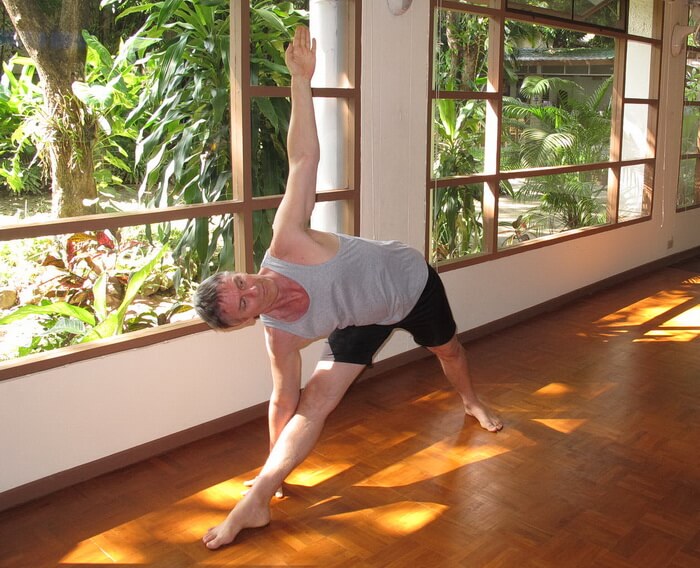 động tác uốn người sang bên trong yoga